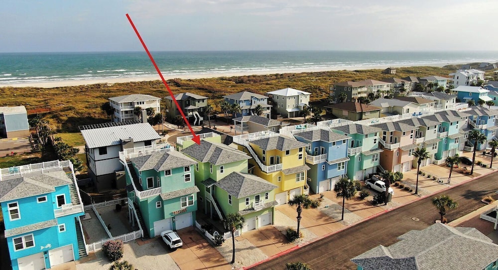 Walk to the Beach Ocean Views, Balcony Dining & Open Living Beachview 54 by Avantstay
