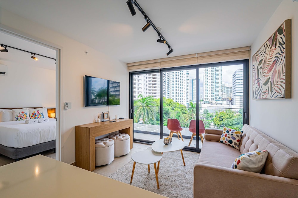 w Beautiful 1BR w Perfect Balcony View