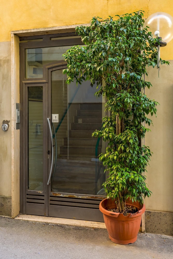 Crispi 36 - Cozy Flat and Terrace by Napoliapartments
