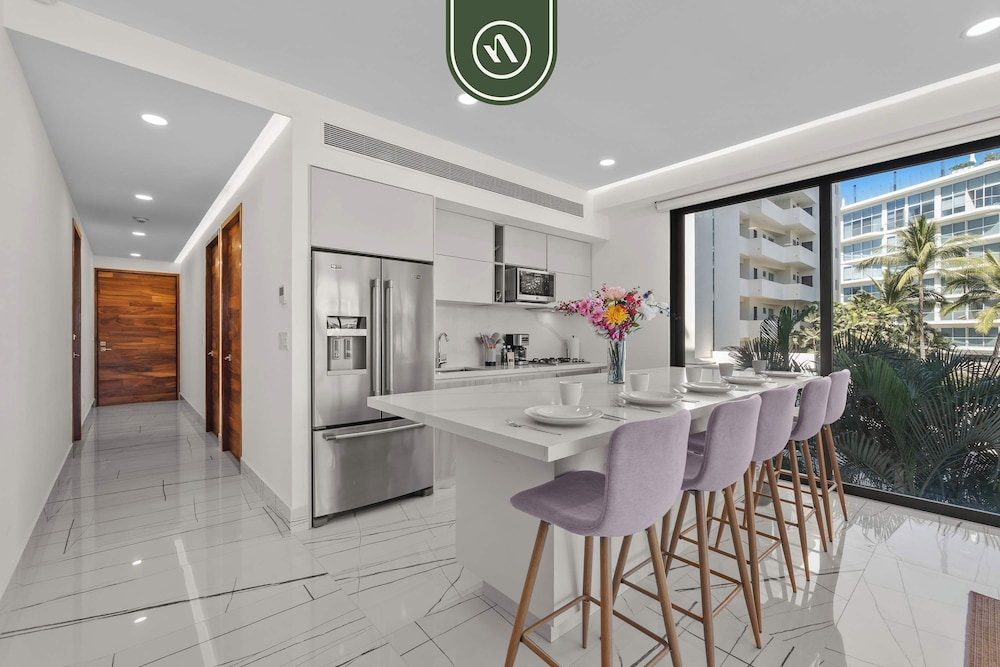 Luxury 2 BR Condo With Dream Pools - Beach - Art