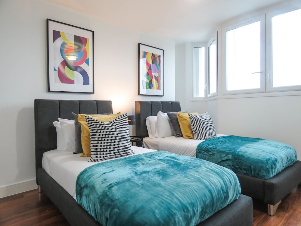 Tudors eSuites Birmingham City Centre Apartments near Gas Street Basin view 2