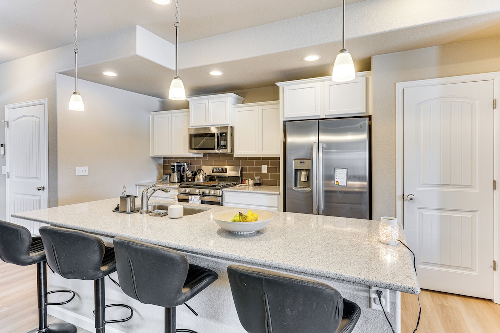 10 Mi to Fort Carson: Newly Built Townhome!