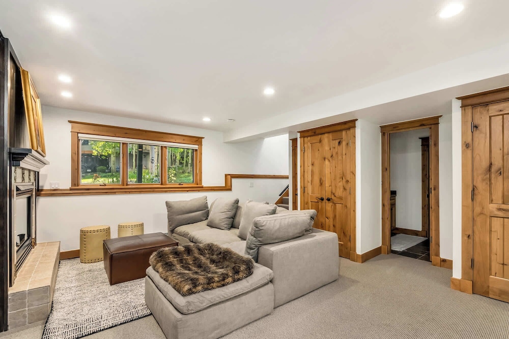 Evergreen Escape Home for 12