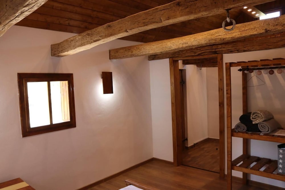 Charming 2bed Cottage in Carasova, Banat Mountains view 3