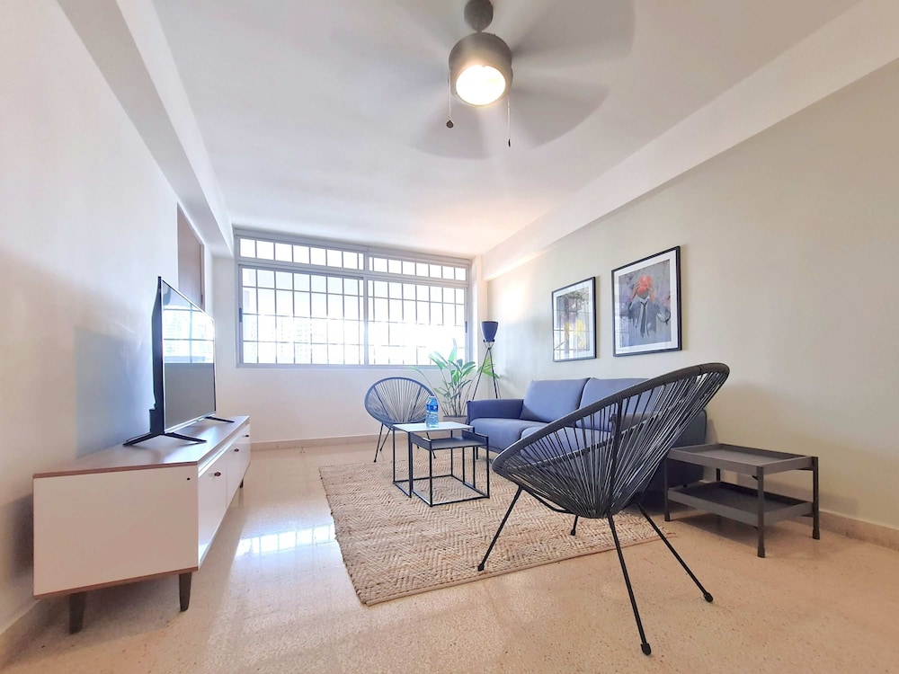 w Modern 2BR In La Cresta