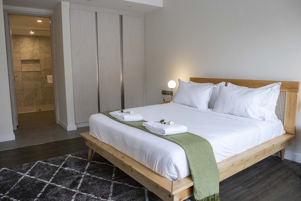 Capital Emerald Line 1 bed  by YourHost view 2