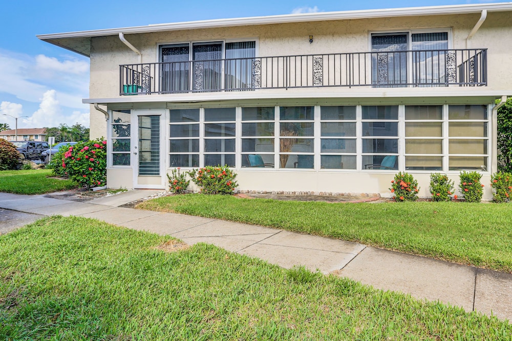 Golf Retreat w/ Pool Access: 3 Mi to Dtwn Naples