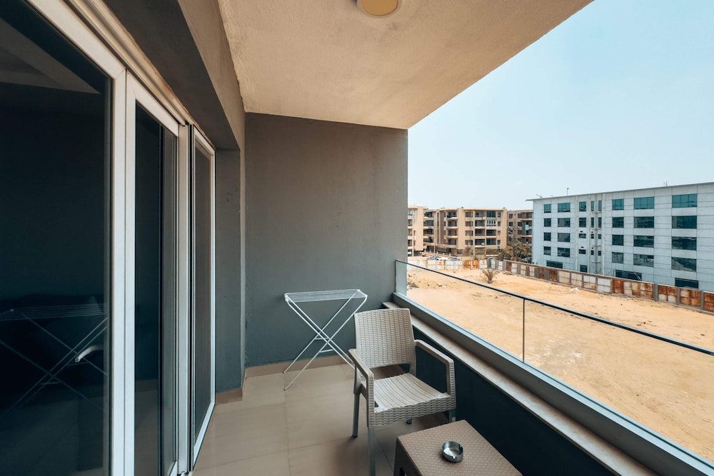 Flattering 2bdr - 5 min to Airport