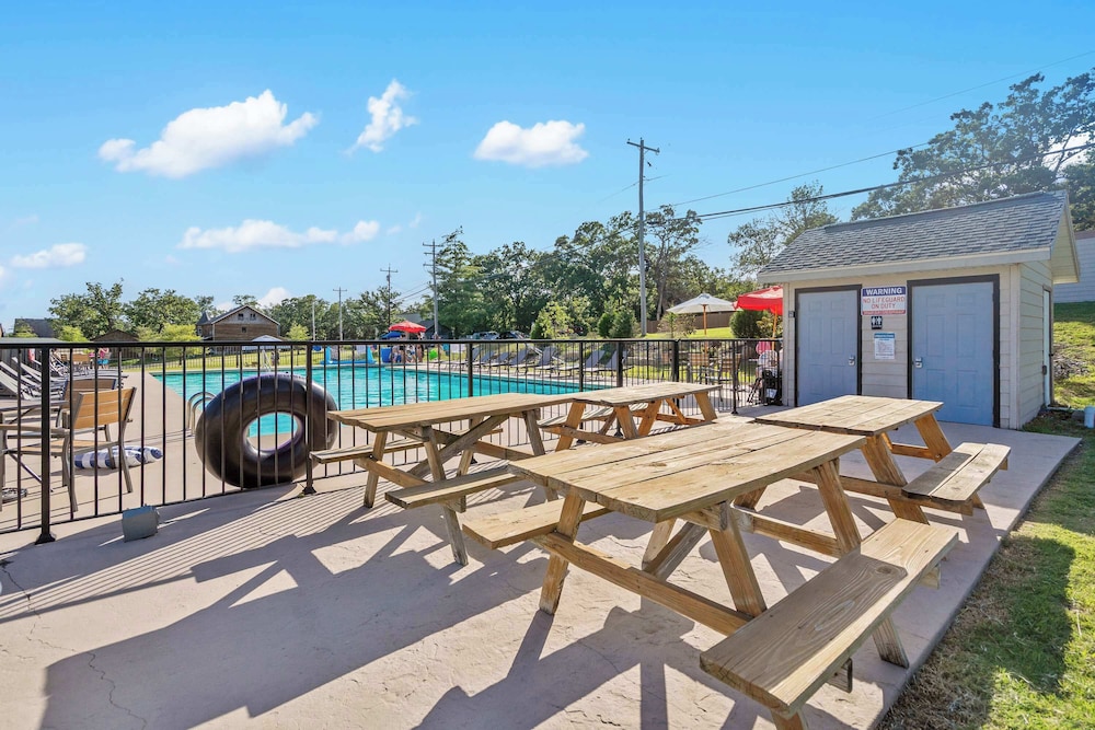 Waters Edge Retreat - For 6!