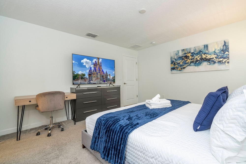Beautiful 4 BR Close to Disney