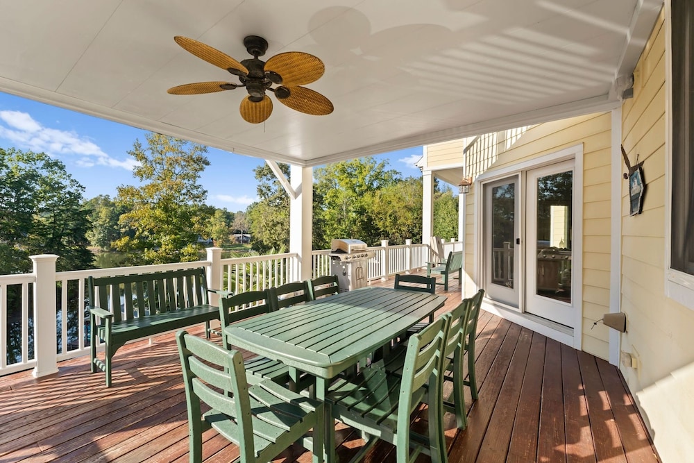 Jake s Lake House by Avantstay Lake Gazebo