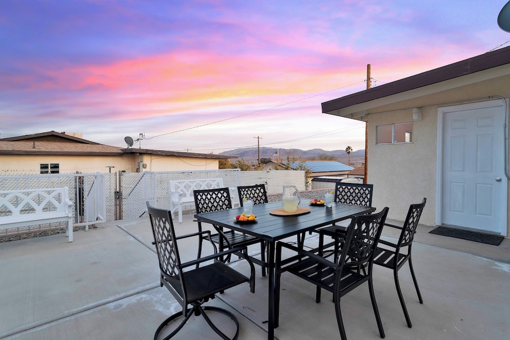 6 Mi to Joshua Tree: Home w/ Outdoor Oasis & View!