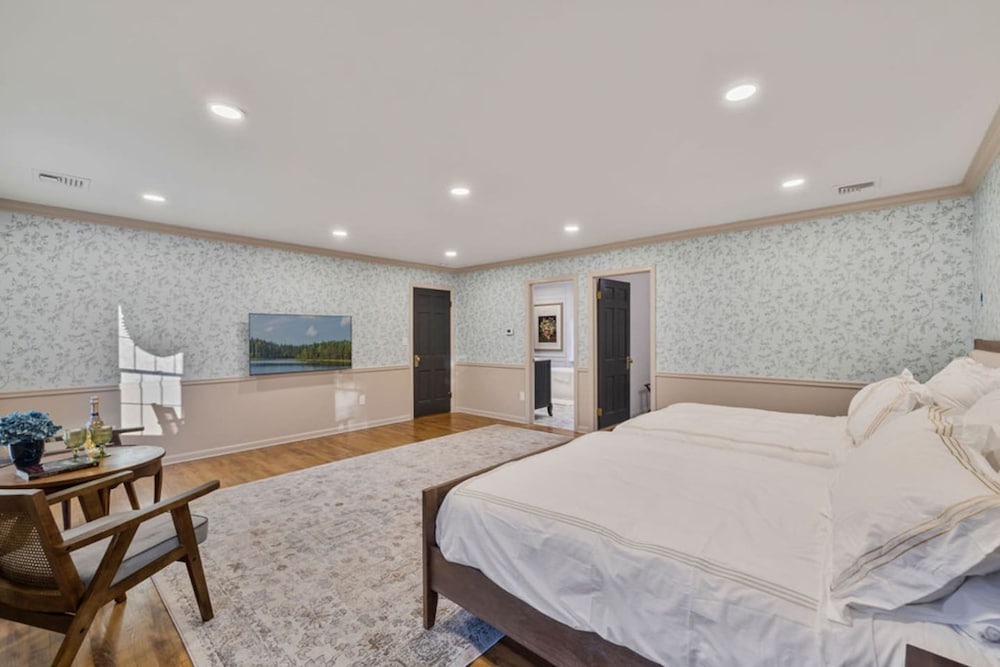Peaceful Mini Mansion Sleeps 18