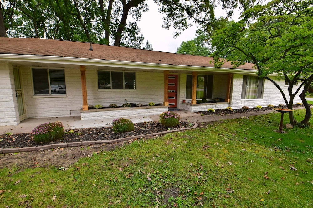 Mid Century Modern With Modern Touches 10 min Walk to Notre Dame 1831