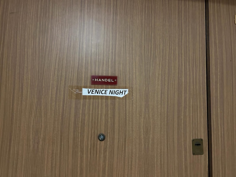 VENICE NIGHT13TRIPLA ROOM SHARED TOILETC view 2