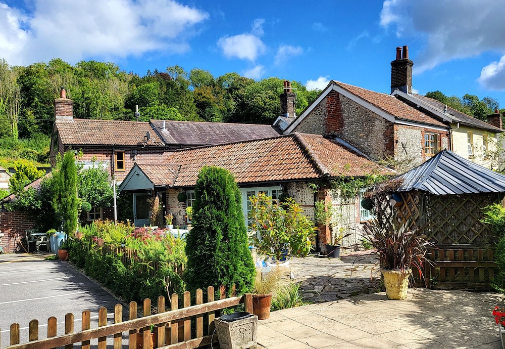 Escape the Ordinary - Dorset Village Vacation