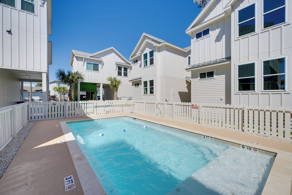 1 Mi to Beach: Home w/ Pool Access in Port Aransas