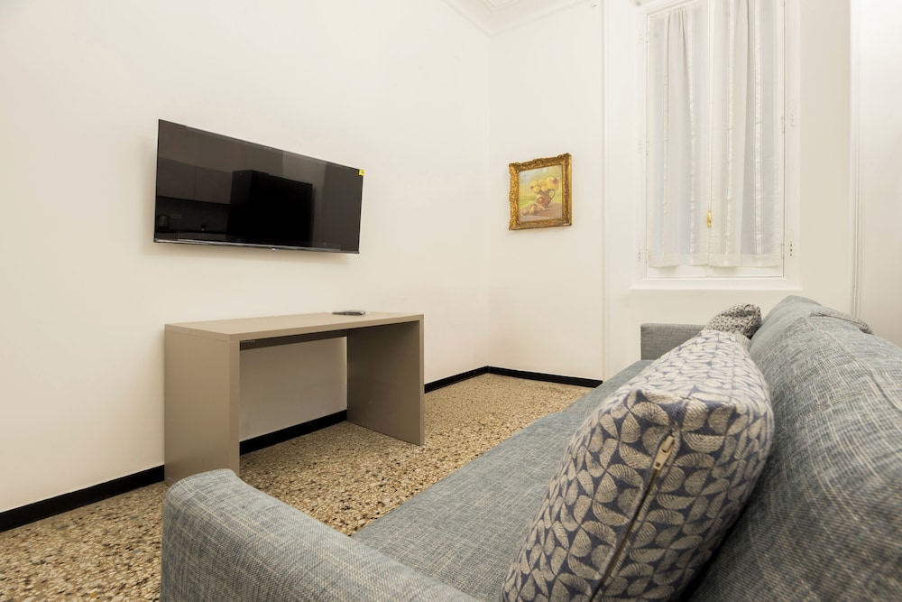 Airy 5BR Flat with Balcony - Old Town