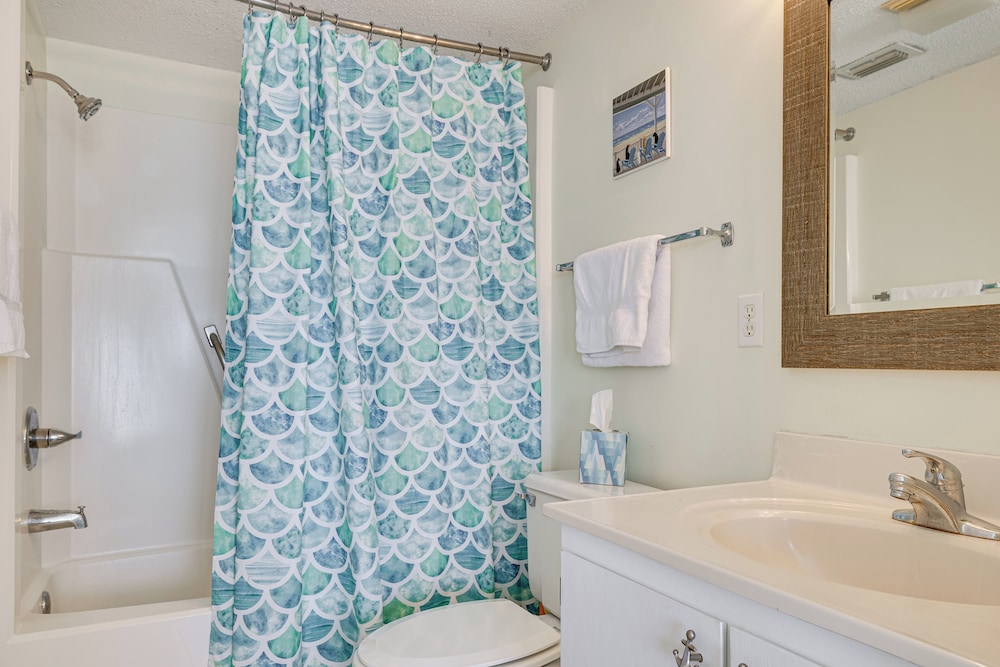 Walk to Beach: Emerald Isle Condo w/ Ocean View!