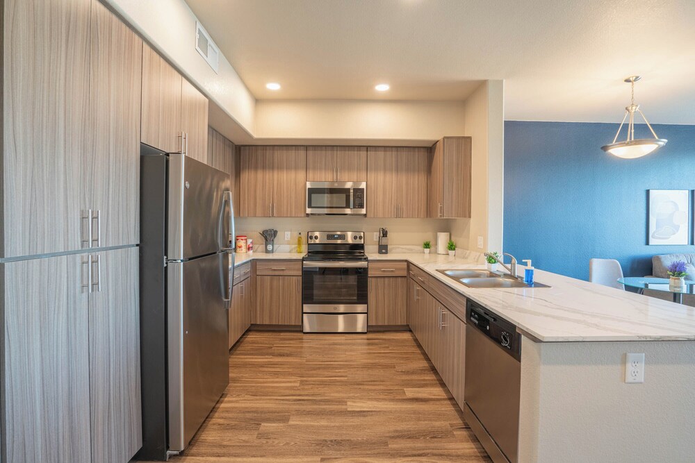 ROVE LIVING/KL - V on Broadway