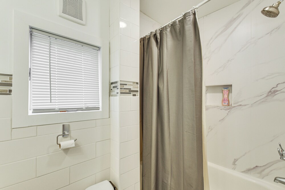 < 1 Mi to Main St: Quiet Apartment in Galesburg!