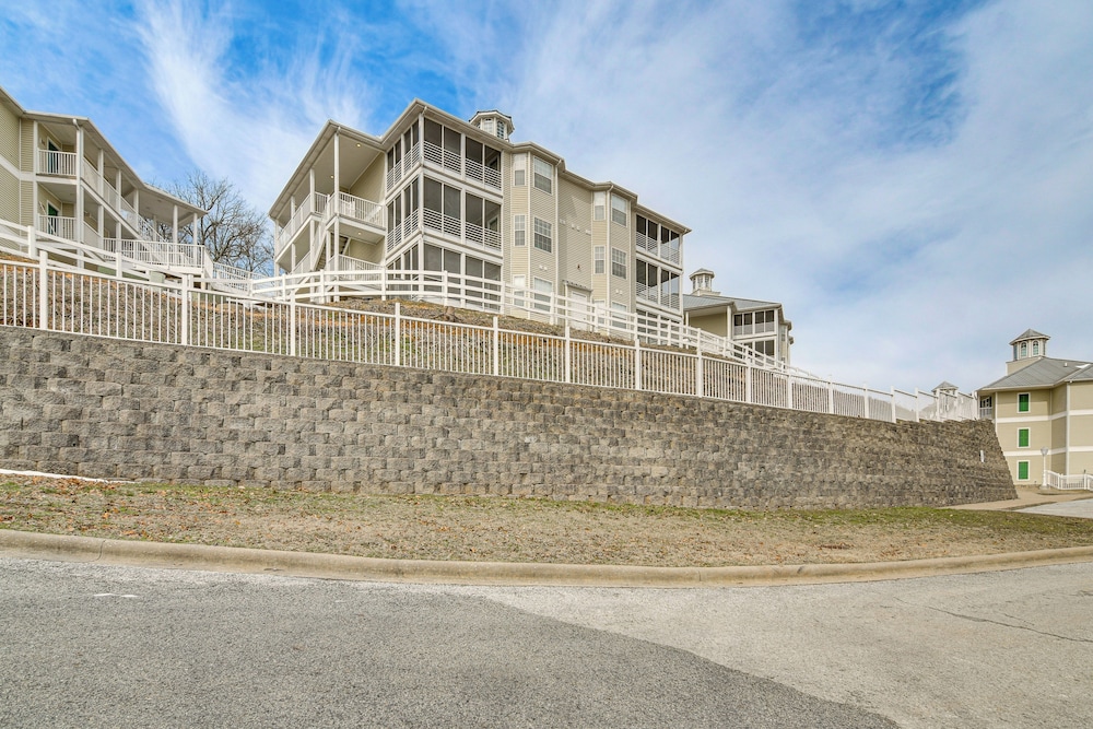 Resort Hot Tub Access! Table Rock Lake Condo