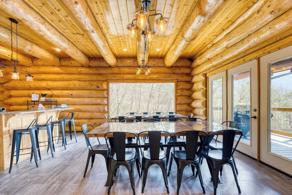 Pinnacle Chalet by Avantstay Luxury Cabin w/ Panoramic Views, Fireplace & Game Room