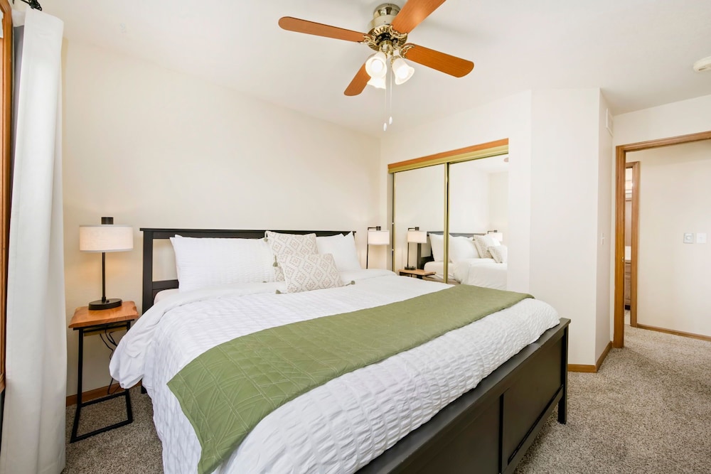 Shady Grove 4 King Beds, Dog Run & Outdoor Fun