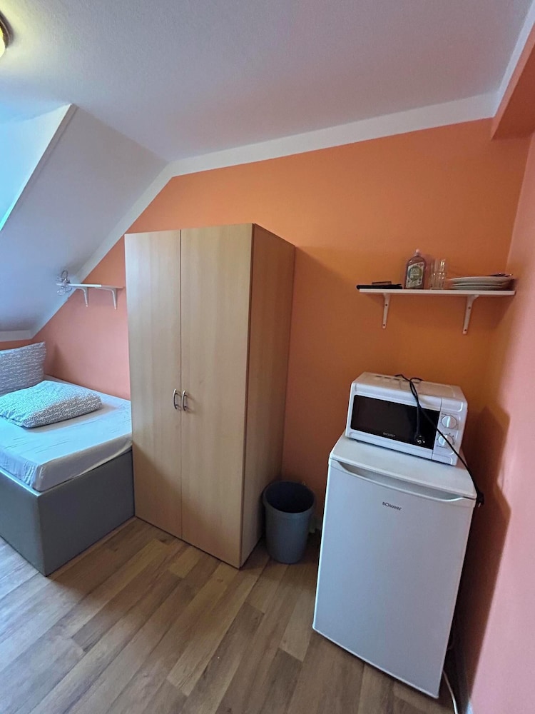 2-Rent Group Hostel Rooms AUB162