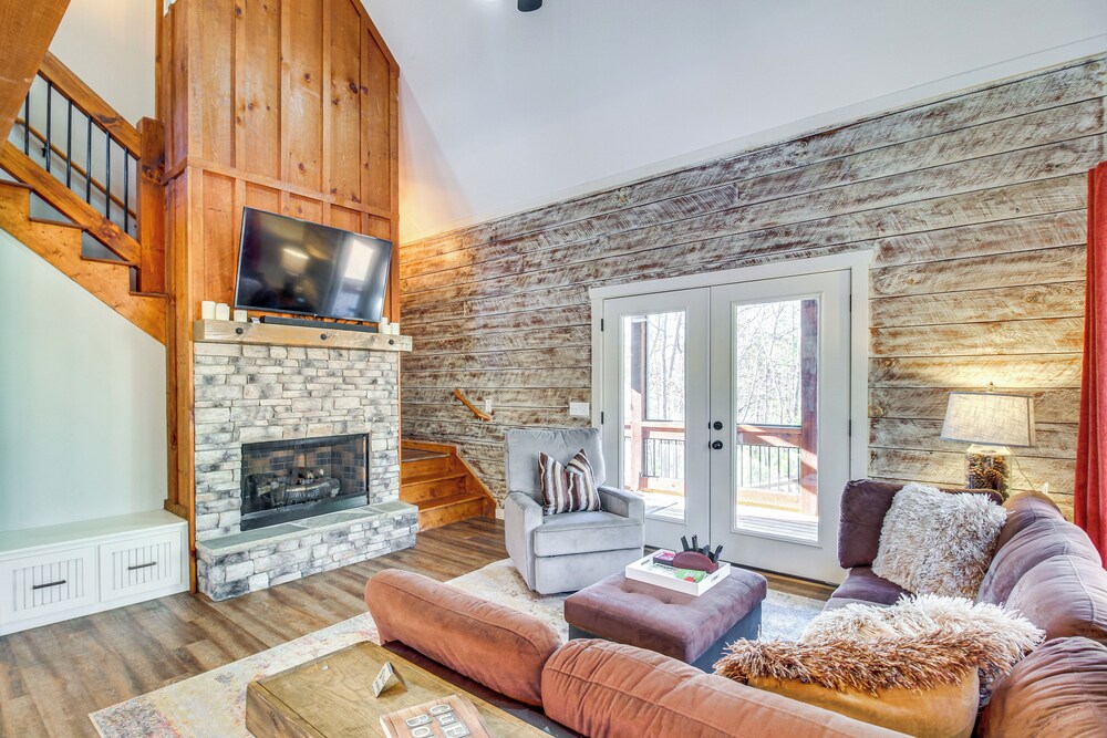 Hot Tub & Movie Room: Updated Cabin in Ellijay!