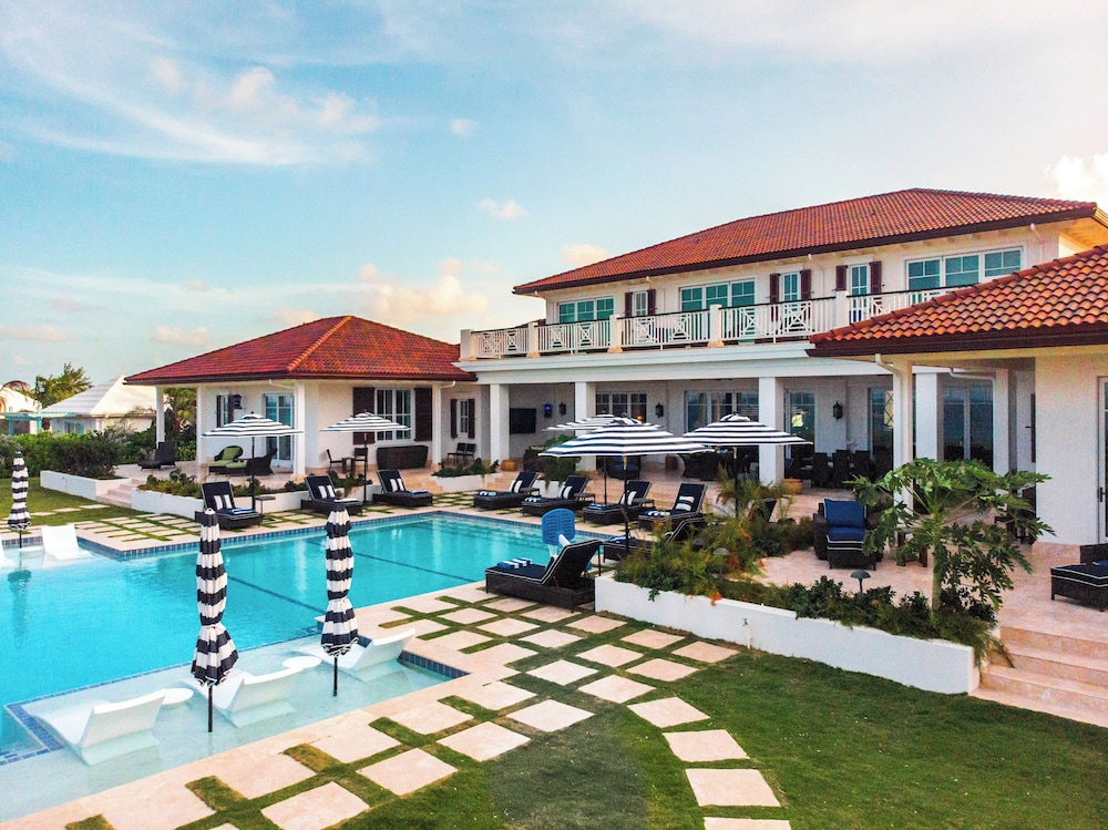 Island Haven: Oceanfront Retreat With Infinity Pool - Image 1