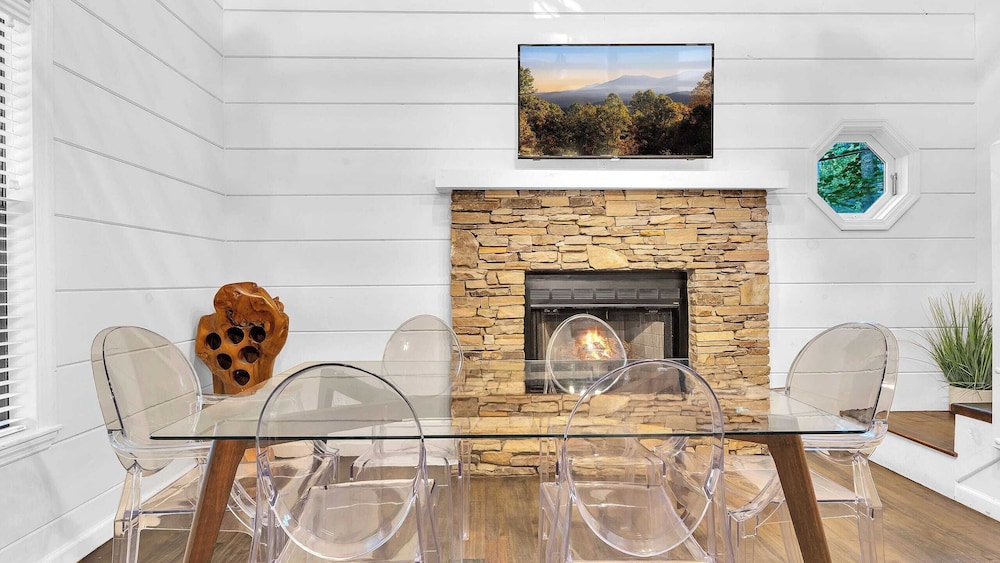 Lakeside Cabin w/ Hot Tub, Fireplace Near Dollywood & Trails Smoky Shores Retreat by Avantstay