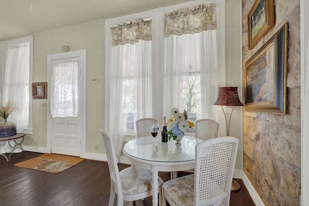 Charming Balcony Suite Overlooking Main Street-walk to Everything!