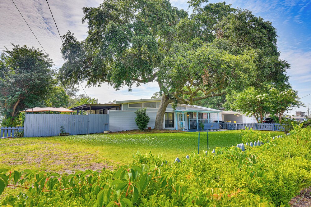 Fort Walton Beach Studio w/ Shared Pool & Patio!
