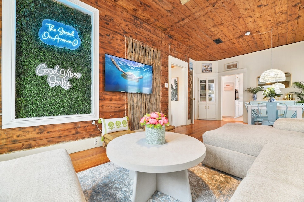 The Grand on Ave O by Ryson Vacation Rentals
