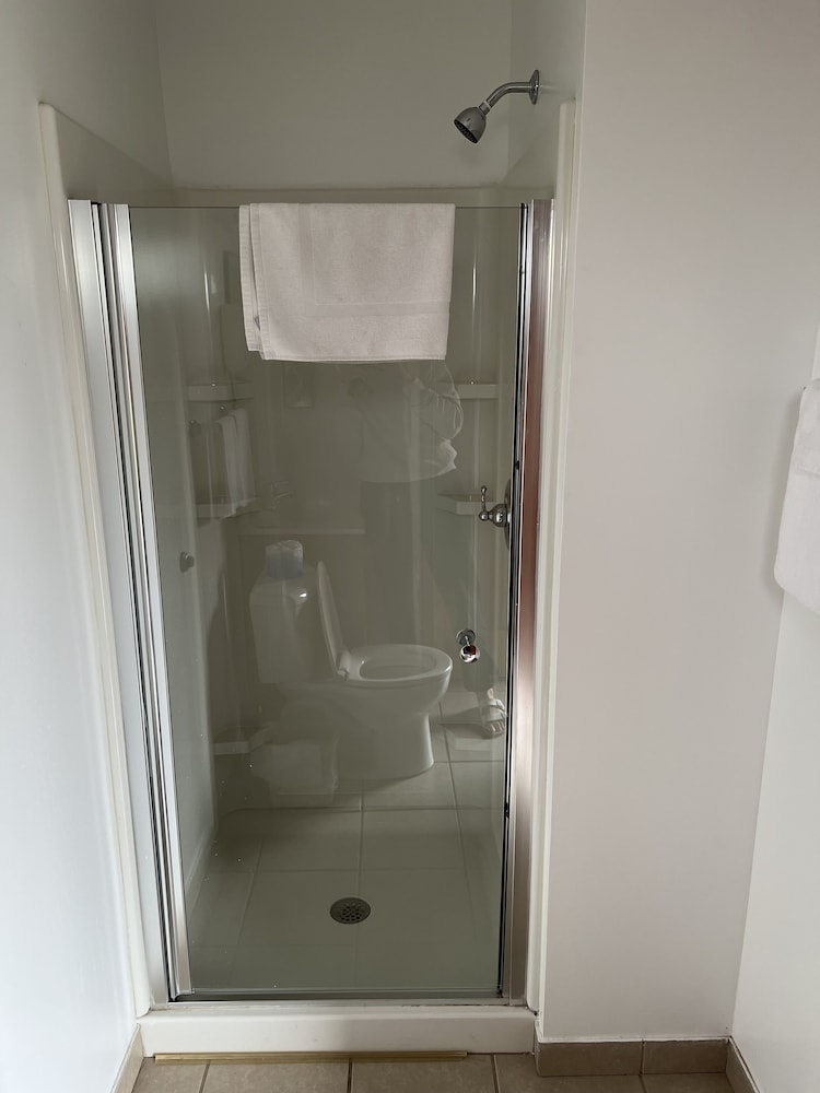 All Star Inn & Suites