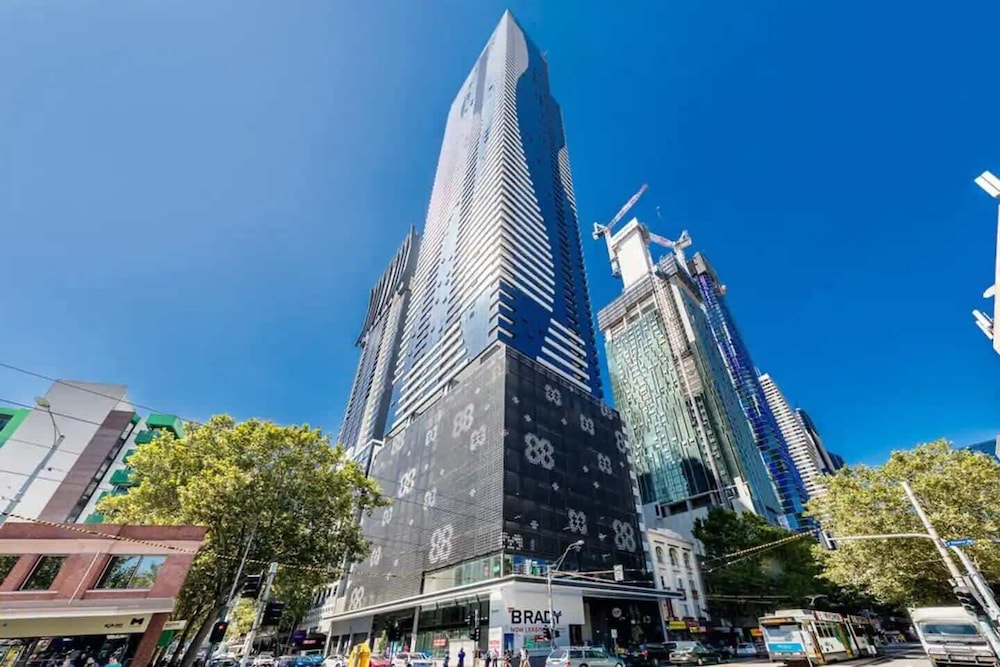 A Modern & Cozy 2BR Apartment With City Views
