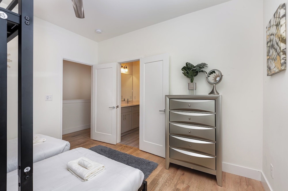 Citrine-private Patio & Balcony-near Germantown