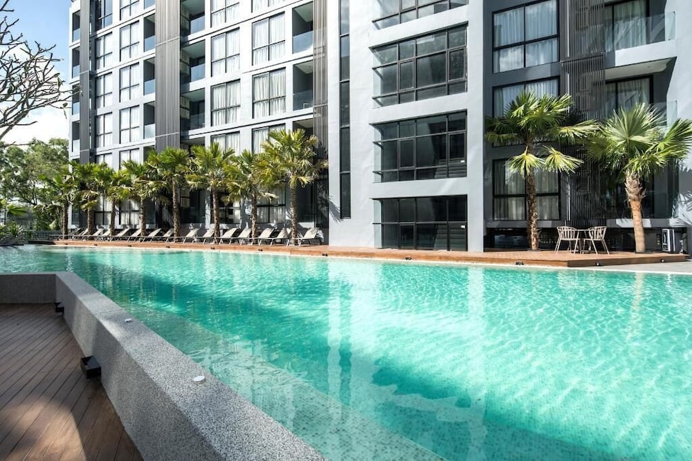 1BR Suite with Rooftop Pool C223