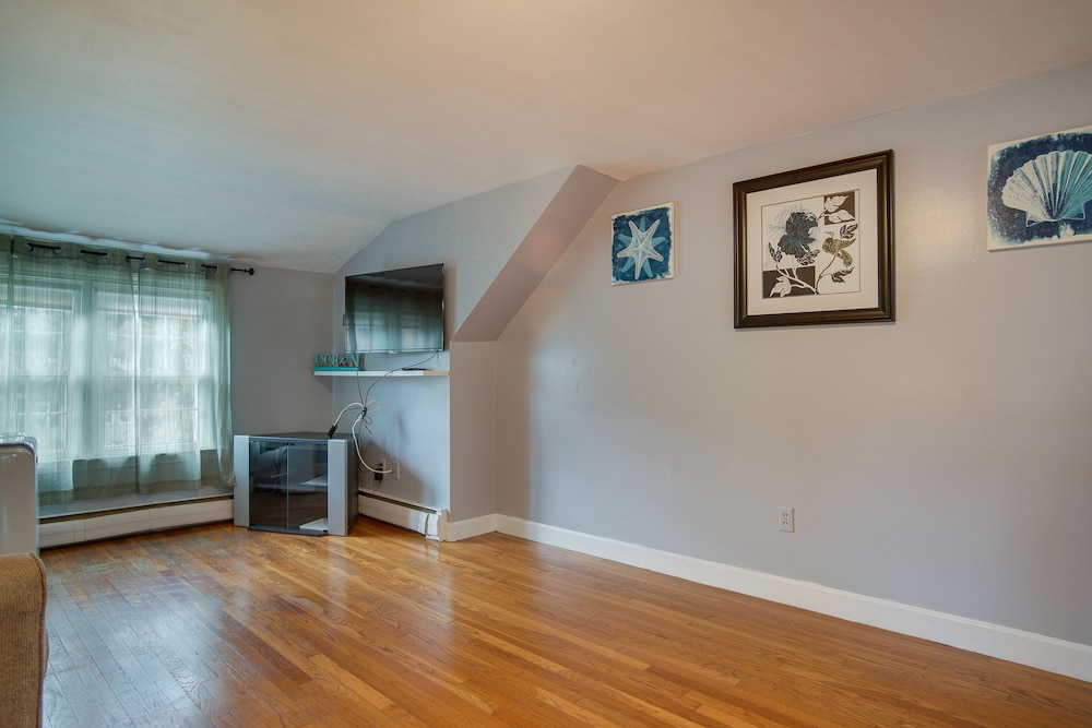 1 Mi to Windmill Beach: South Yarmouth Apt!