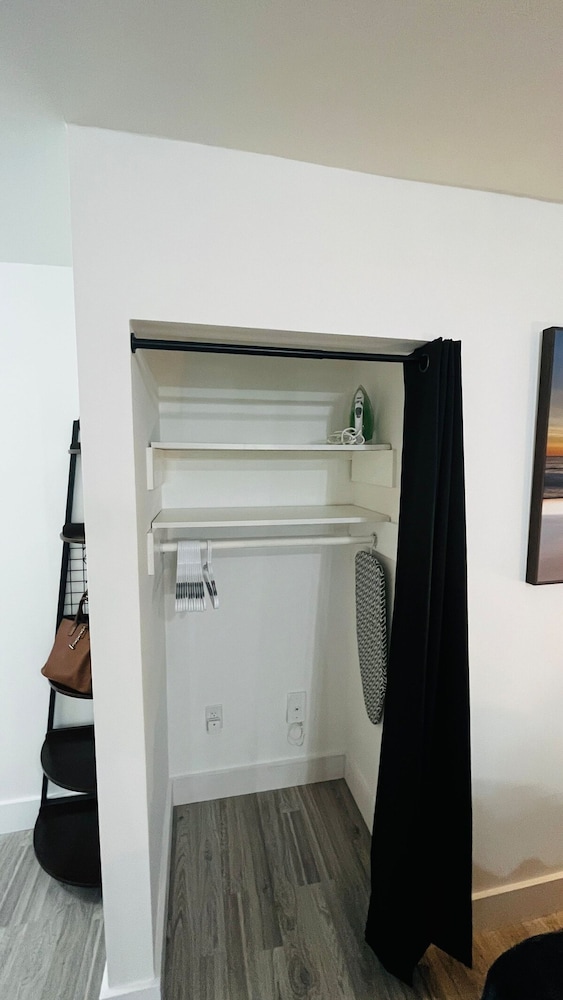 Upper East Side Renovated Studio Free Parking