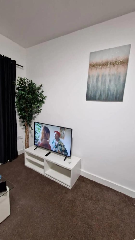 2bed Apt - City Centre With Balcony - Sleeps 6