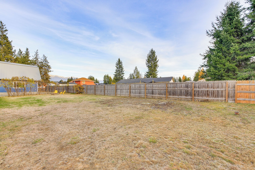 8 Mi to Bonners Ferry: Quiet Getaway w/ Patio