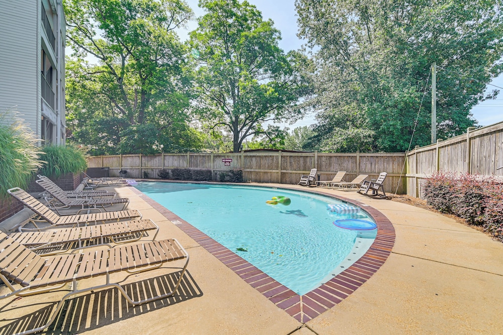 Cotton District Condo: Walkable Spot for Game Day!