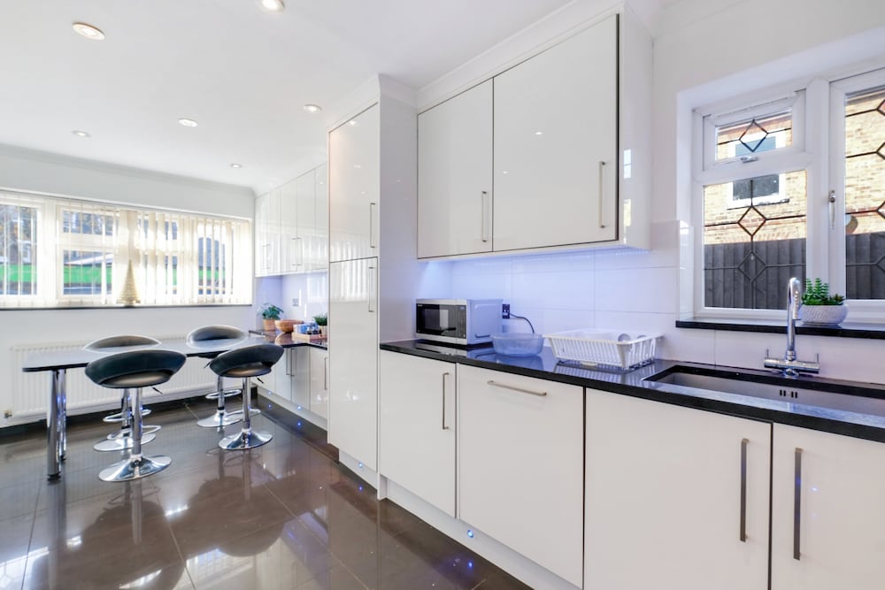 Isher 3 Bedroom 2 Bath Hse with Parking
