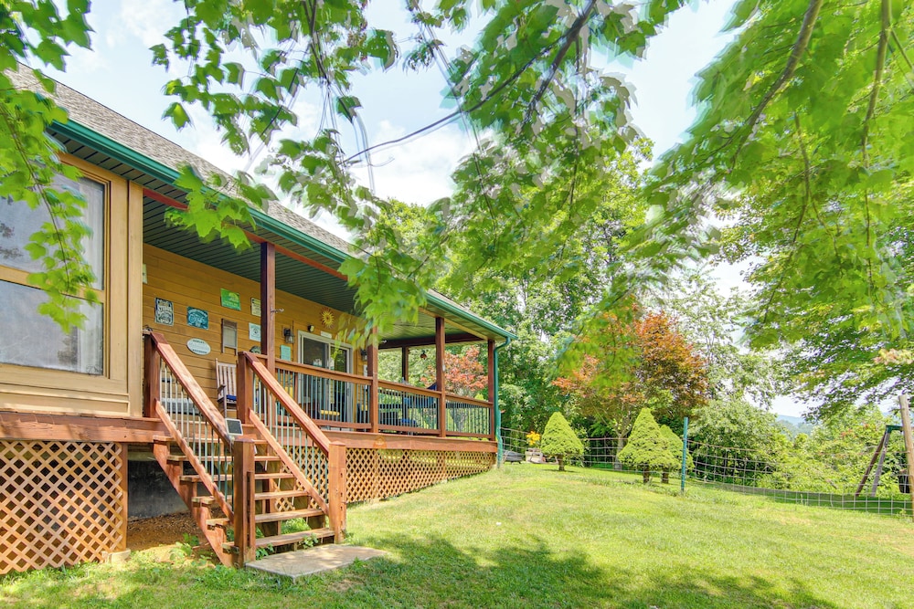 Wraparound Porch w/ Views: Blue Ridge Mtn Gem!