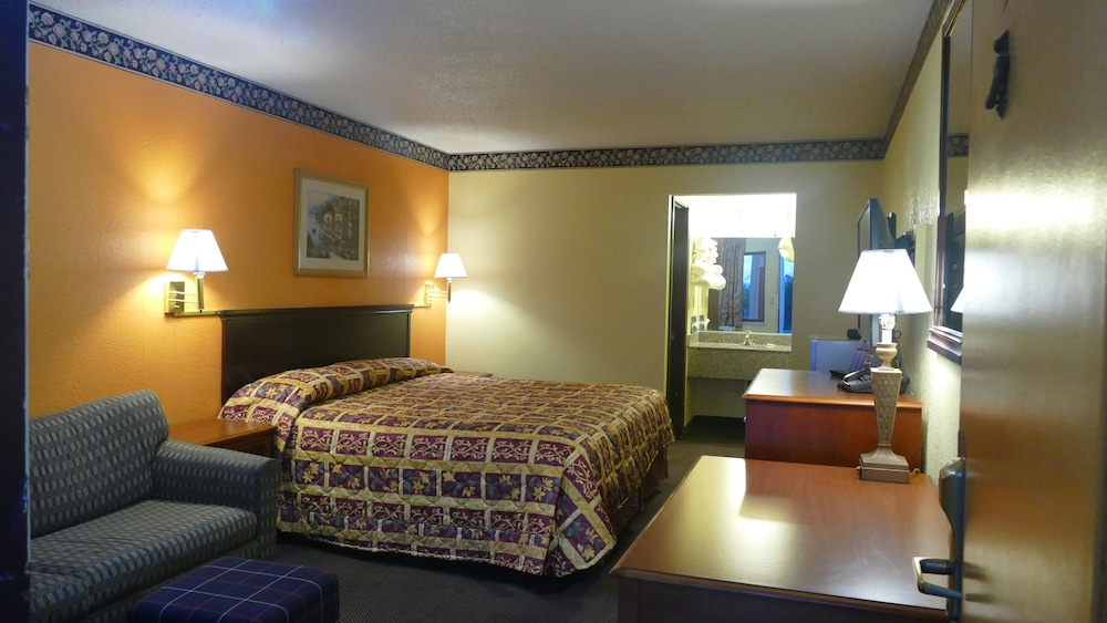 Seymour Vacations - Allstate Inn Seymour - Property Image 4