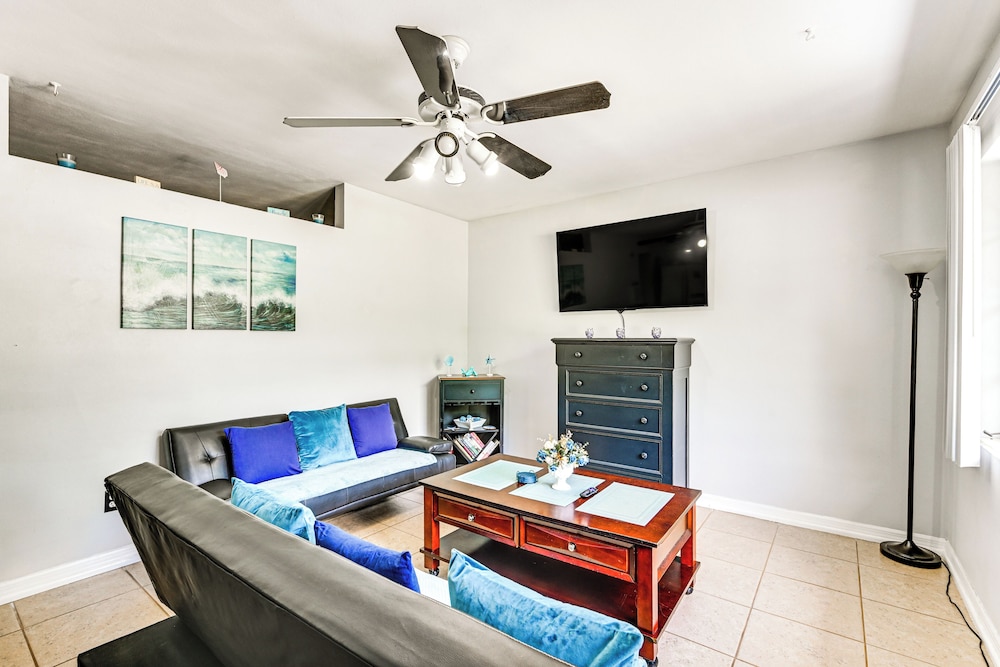 Outdoor Entertainment Area: Clearwater Condo!