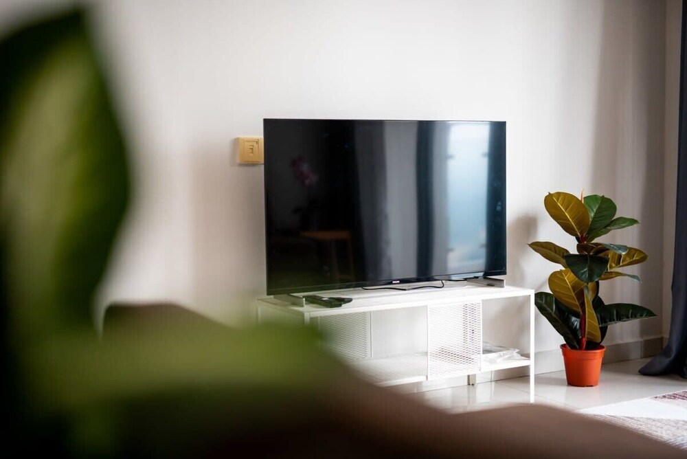 A Stylish 2BR Suite, Water Views, Free Parking
