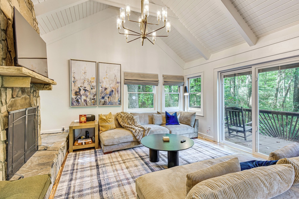 Newly Renovated: Pet-friendly Sapphire Retreat!